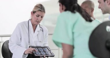 Tıp uzmanları bir hastanede sonuçları tartışıyor