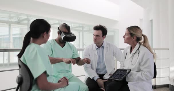 Medical professionals testing VR technology — Stock Video