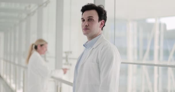 Porträtt av säker manliga läkare på sjukhus — Stockvideo