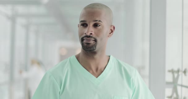 Portret pewnie mężczyzna lekarz w szpitalu — Wideo stockowe