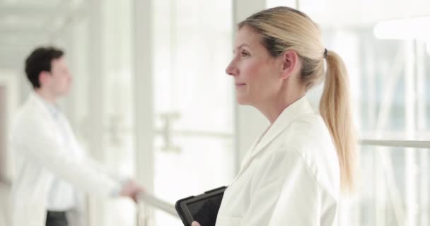 Porträt einer selbstbewussten Ärztin im Krankenhaus — Stockvideo