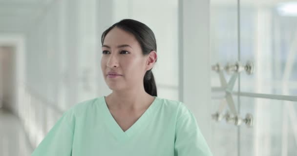 Πορτραίτο του γυναικείου χειρουργού με αυτοπεποίθηση στο νοσοκομείο — Αρχείο Βίντεο
