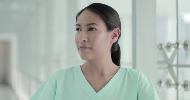 Porträtt av självsäker kvinnlig kirurg på sjukhus — Stockvideo