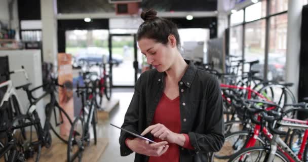 自転車店の中小企業経営者の肖像 — ストック動画