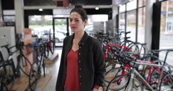 Portret van een eigenaar van een klein bedrijf in een fietsenwinkel — Stockvideo