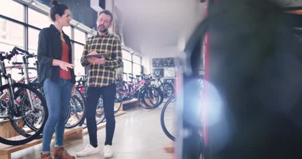 Propriétaire d'une petite entreprise servant le client dans un magasin de vélos — Video