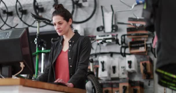 Portret van de eigenaar van een klein bedrijf in een fietsenwinkel — Stockvideo