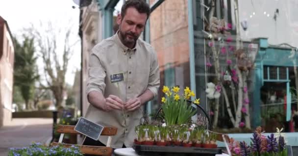 Bloemist prijzen bloemen en planten buiten winkel — Stockvideo