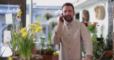 Küçük işletme sahibi bir çiçekçi bir müşteri siparişi alarak