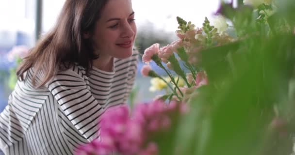 Floristería de primer plano trabajando en la tienda — Vídeos de Stock