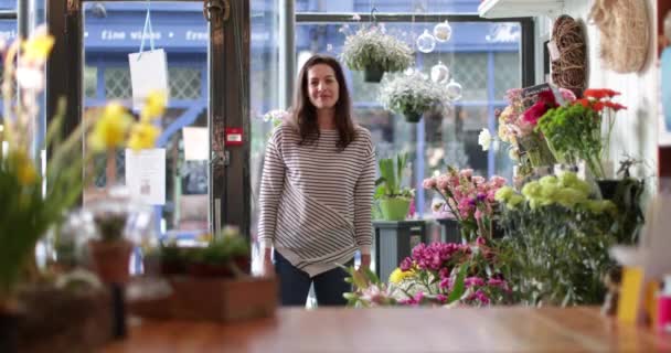 Retrato de una floristería en su tienda — Vídeo de stock