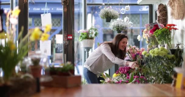 Ανθοπώλης τιμές λουλούδια στο κατάστημά της — Αρχείο Βίντεο