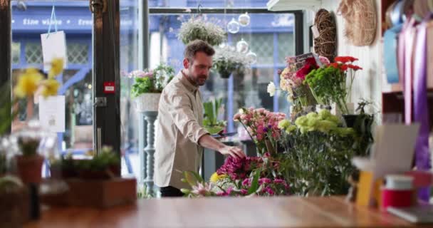 Porträt eines Kleinunternehmensbesitzers, der ein digitales Tablet in einem Blumenladen benutzt — Stockvideo