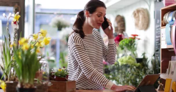 Småföretagare använder digital Tablet och smartphone i en florist — Stockvideo