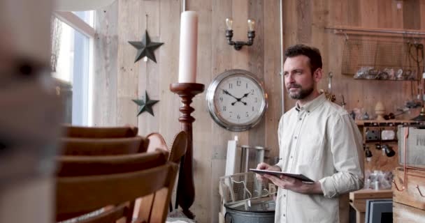 Porträtt av småföretagare innehar Digital Tablet i en hem butik — Stockvideo