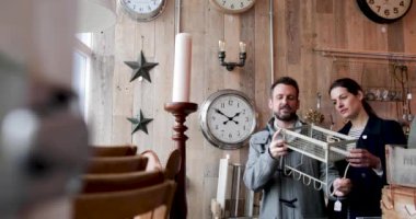 Vintage antika mağazasında çift alışveriş