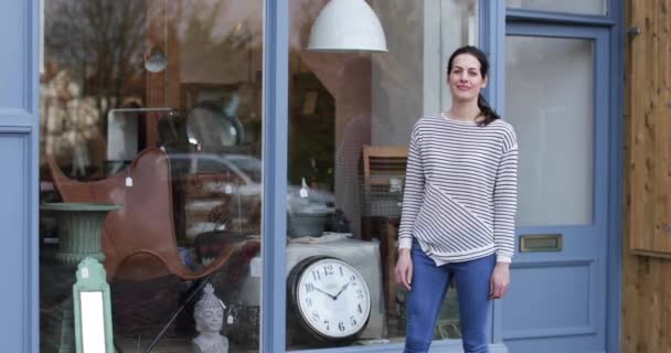 Portrett av småbedriftseier utenfor butikk – stockvideo