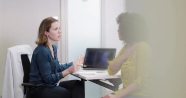 Kadın Tıp Doktoru hasta semptomlarıdinleme
