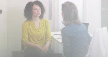 Kadın Tıp Doktoru hasta semptomlarıdinleme