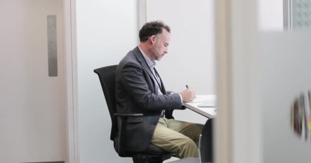 Médecin masculin travaillant dans son bureau — Video