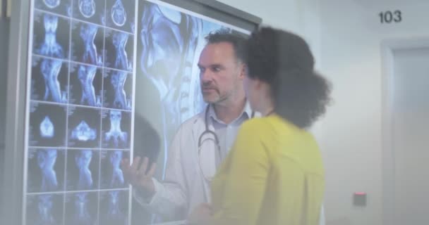 患者の治療について一緒に話し合う医師 — ストック動画