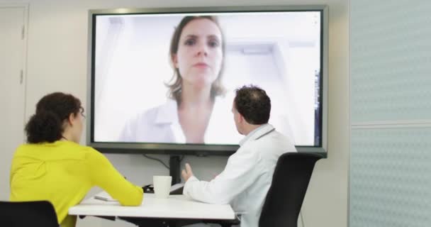 Médicos en una videollamada con especialista — Vídeos de Stock