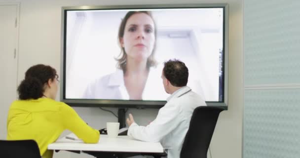 Medici in videoconferenza con uno specialista — Video Stock