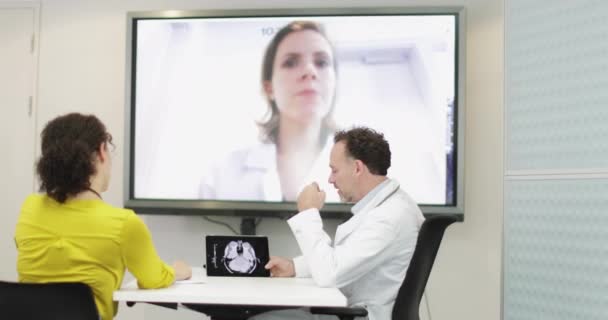 Artsen op een video conference call met specialist — Stockvideo