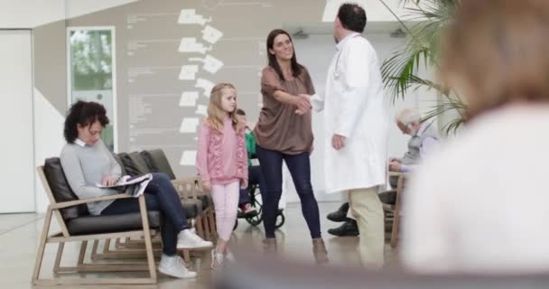 Médecin prenant mère avec fille jusqu'au traitement — Video