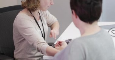 Kadın Tıp Doktoru kilolu hastalar kan basıncı alarak