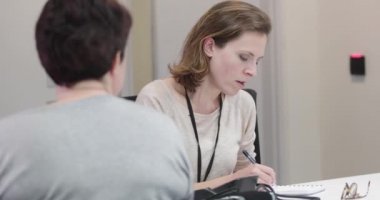 Kadın Tıp Doktoru bir hasta için reçete yazma