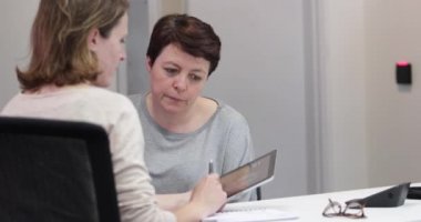 Kadın Tıp Doktoru hastaya tetkik sonuçlarını açıklıyor