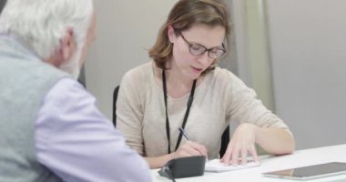 Kadın Tıp Doktoru Bir Kıdemli hasta kan basıncı alarak