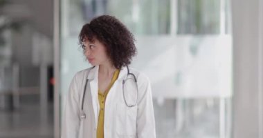 Hastanede kendine güvenen Kadın Doktor Portresi