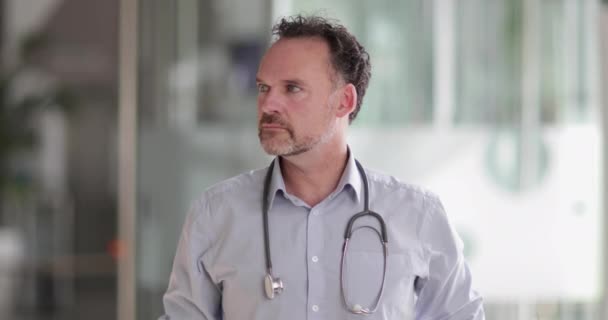 Retrato del Doctor Masculino en la entrada del Hospital — Vídeos de Stock