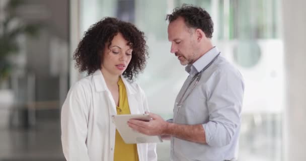 Медичні лікарі обговорюють лікування пацієнта разом — стокове відео