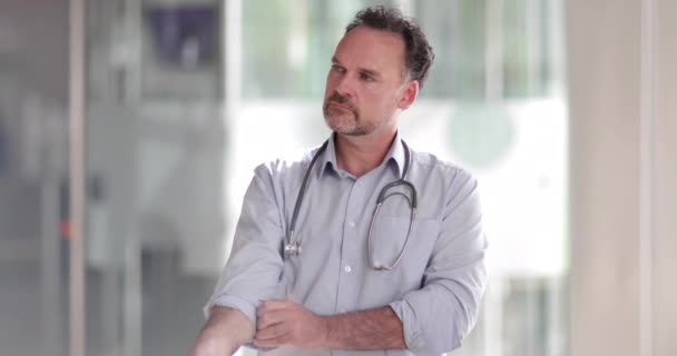 Retrato del Doctor Masculino en la entrada del Hospital — Vídeos de Stock