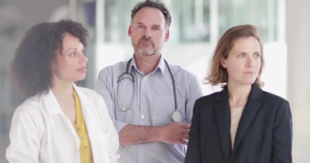 Tým lékařských profesionálů v nemocnici — Stock video