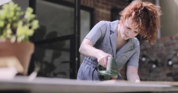 Young Adult woman doing carpentry DIY in garden — 图库视频影像
