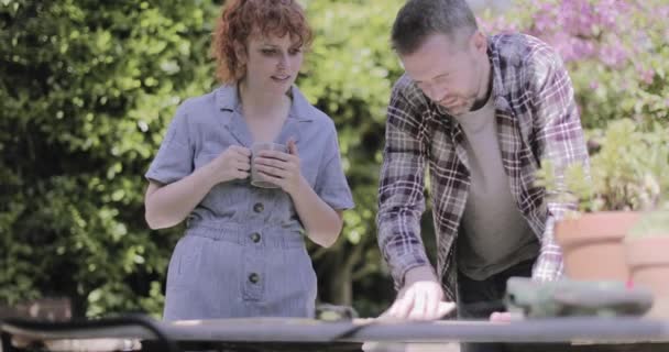 Pareja adulta haciendo carpintería DIY en casa en jardín — Vídeos de Stock