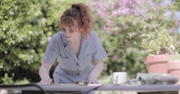 Erwachsene Frau macht Tischlerarbeiten im Garten — Stockvideo