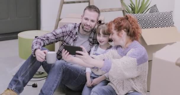 Família em nova casa no telefone inteligente tirando selfie — Vídeo de Stock