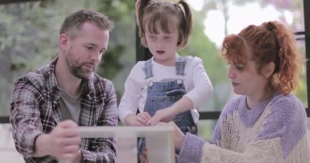 Familie meubelen bouwen samen in nieuw huis — Stockvideo