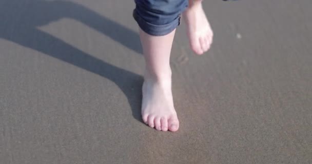 Pasos desde el niño jugando en la playa — Vídeos de Stock