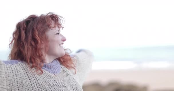 Jovem mulher adulta sendo livre na praia na primavera — Vídeo de Stock