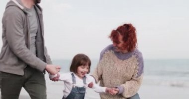 Aile baharda kumsalda oynuyor.