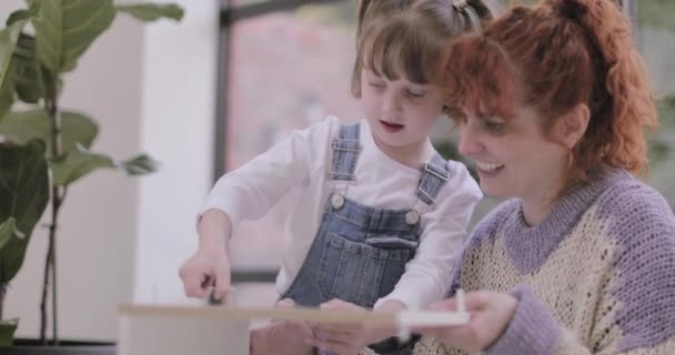 フラットパック家具を構築する母と娘 — ストック動画