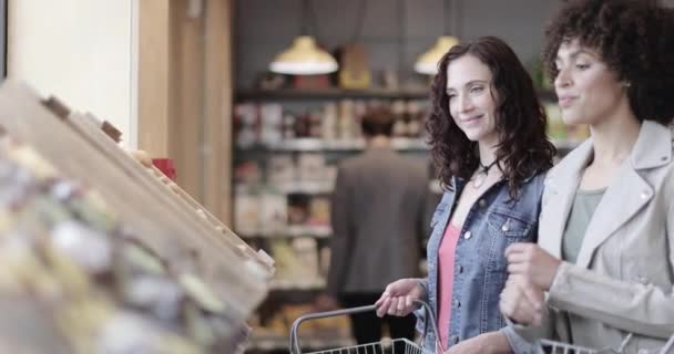 Jonge volwassen vrouwen eten winkelen in een supermarkt — Stockvideo