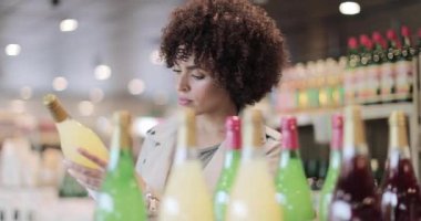 Afro-Amerikalı kadın marketten alışveriş yapıyor.