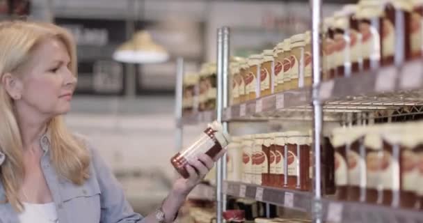 食料品店でセルフスキャンを使用しているシニア女性 — ストック動画